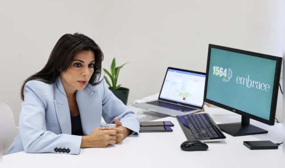 Mia Atoui es la cofundadora y vicepresidenta de Embrace, la ONG con la única línea de prevención suicida en el país. Foto: AFP