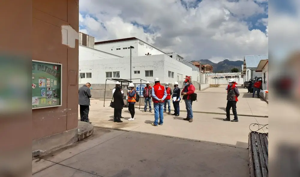 Congresistas buscan constatar la situación del nosocomio. Foto: La República Congresistas buscan constatar la situación del nosocomio. Foto: La República