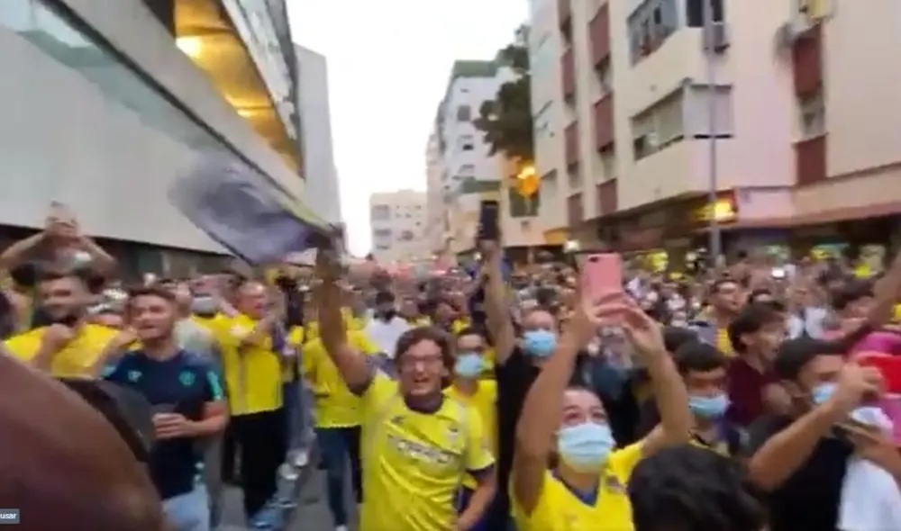 Hinchas del Cádiz recuerdan a Lionel Messi en la previa del partido ante el FC Barcelona. Foto: El Chiringuito de Jugones Hinchas del Cádiz recuerdan a Lionel Messi en la previa del partido ante el FC Barcelona. Foto: El Chiringuito de Jugones