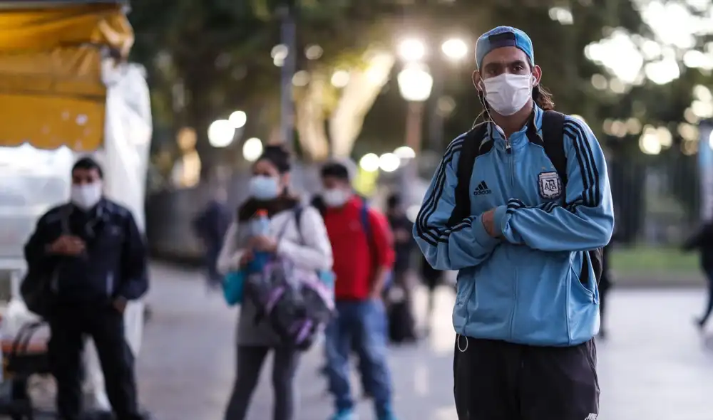 Pese a que Buenos Aires no registra fallecidos a causa del COVID-19, el uso de la mascarilla en lugares al aire libre sigue siendo parte del protocolo. Foto: EFE