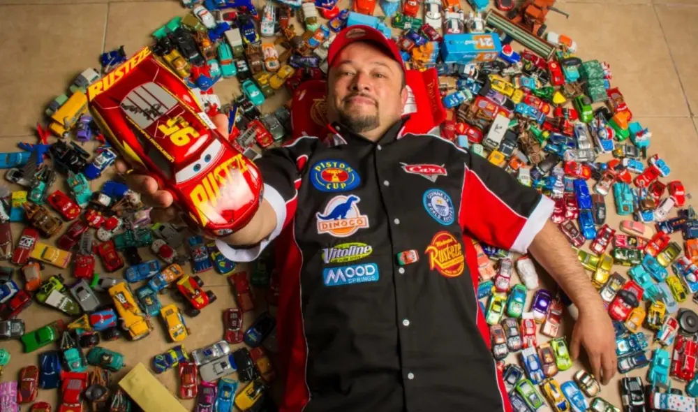Fotografía sin fechar cedida por Guinness World Records 2022, que muestra al arquitecto Jorge Arias mientras posa con su colección de Cars, en Ciudad de México. Foto: EFE/Guinness World Records 2022