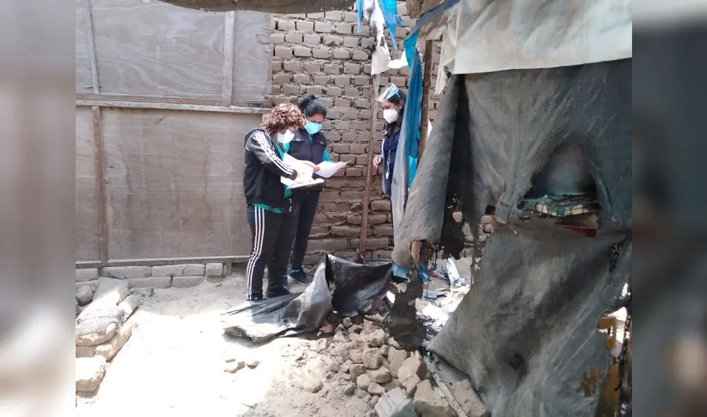 Integrantes de la directiva del local del Vaso de Leche inspeccionan daños. Foto: difusión