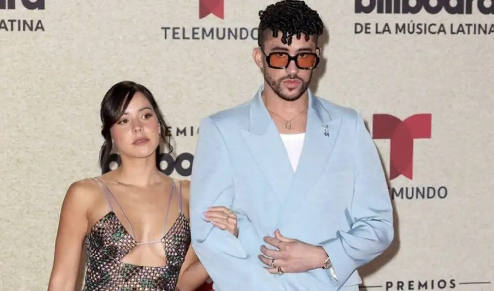Bad Bunny se lució al lado de su novia, Gabriela Berlingeri, en la alfombra roja de los Latin Billboard 2021. Foto: Bad Bunny Network / Twitter