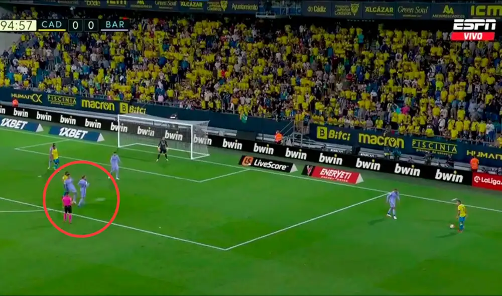 Barcelona vs. Cádiz: polémica jugada de Busquets frustró el ataque del Cádiz. Foto: ESPN Barcelona vs. Cádiz: polémica jugada de Busquets frustró el ataque del Cádiz. Foto: ESPN