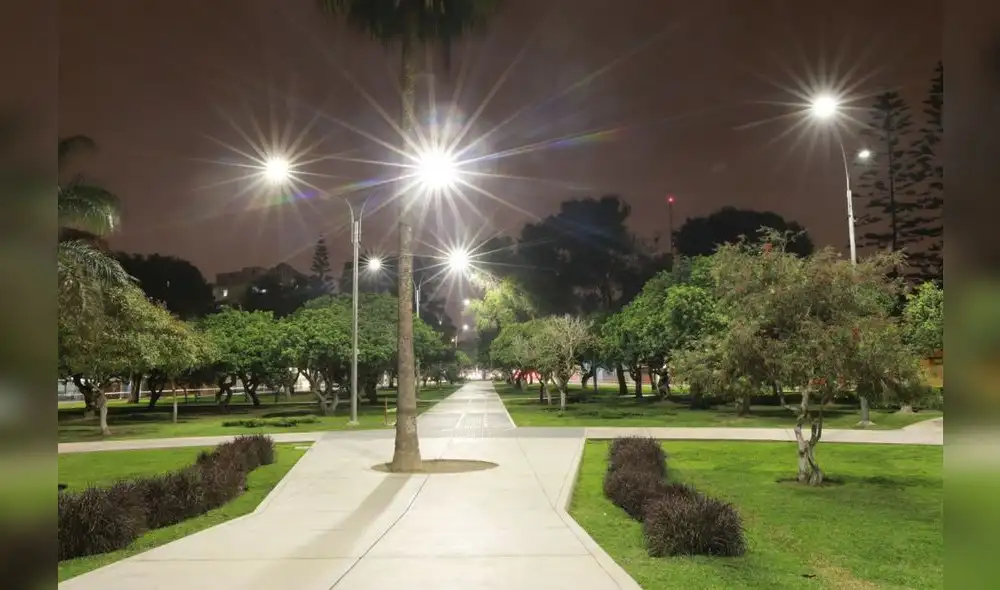 Se han implementado 221 luminarias fotovoltaicas con paneles solares. Foto: Municipalidad de San Isidro