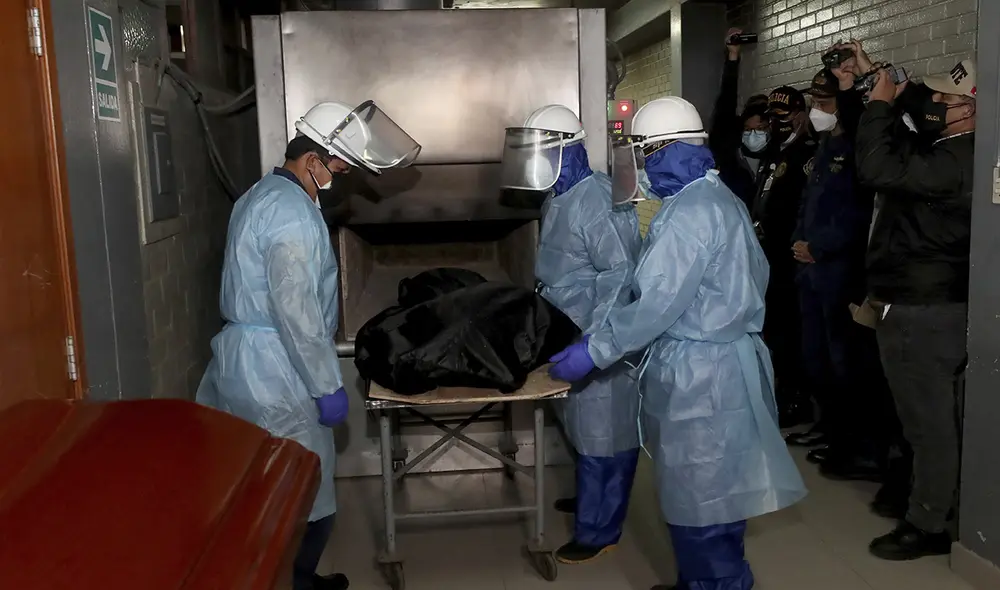 Técnicos necropsiadores tomaron muestras de piel y de los cabellos de la nuca de Abimael Guzmán. Foto: Mininter