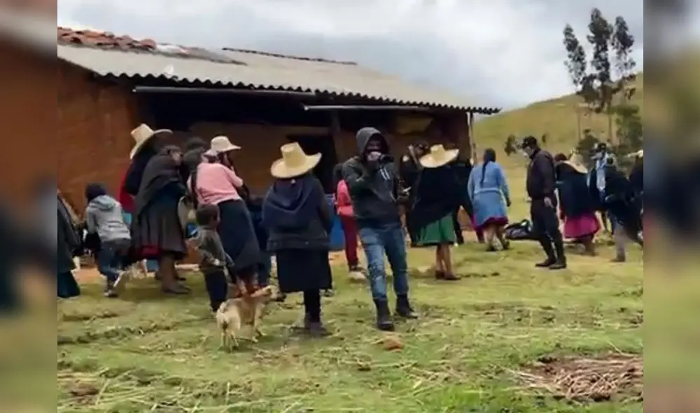 Uno de los familiares encontró el cuerpo en la puerta de su casa. Foto: captura video Hco Tv. Uno de los familiares encontró el cuerpo en la puerta de su casa. Foto: captura video Hco Tv.