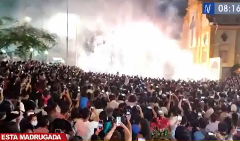 Fiesta se desarrolló con luces y fuegos artificiales en la plaza central. Foto: captura de América Fiesta se desarrolló con luces y fuegos artificiales en la plaza central. Foto: captura de América