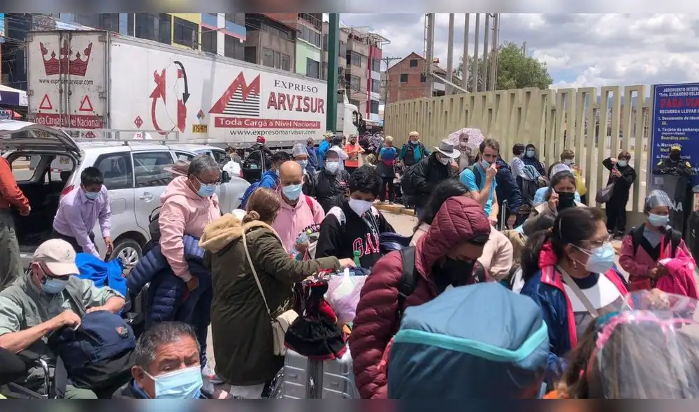 Pasajeros mostraron su malestar en las afueras del terminal aéreo Alejandro Velasco Astete. Foto: La República