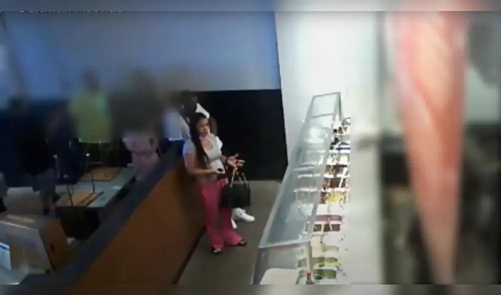 La mujer y su acompañante lograron salir del restaurante antes que llegara la Policía. Foto: captura de Youtube/PhiladelphiaPolice