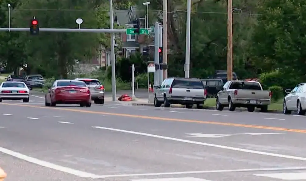 La mujer arrastró a la víctima y junto con su hijo salió a toda velocidad en el vehículo robado. Foto: New York Post La mujer arrastró a la víctima y junto con su hijo salió a toda velocidad en el vehículo robado. Foto: New York Post