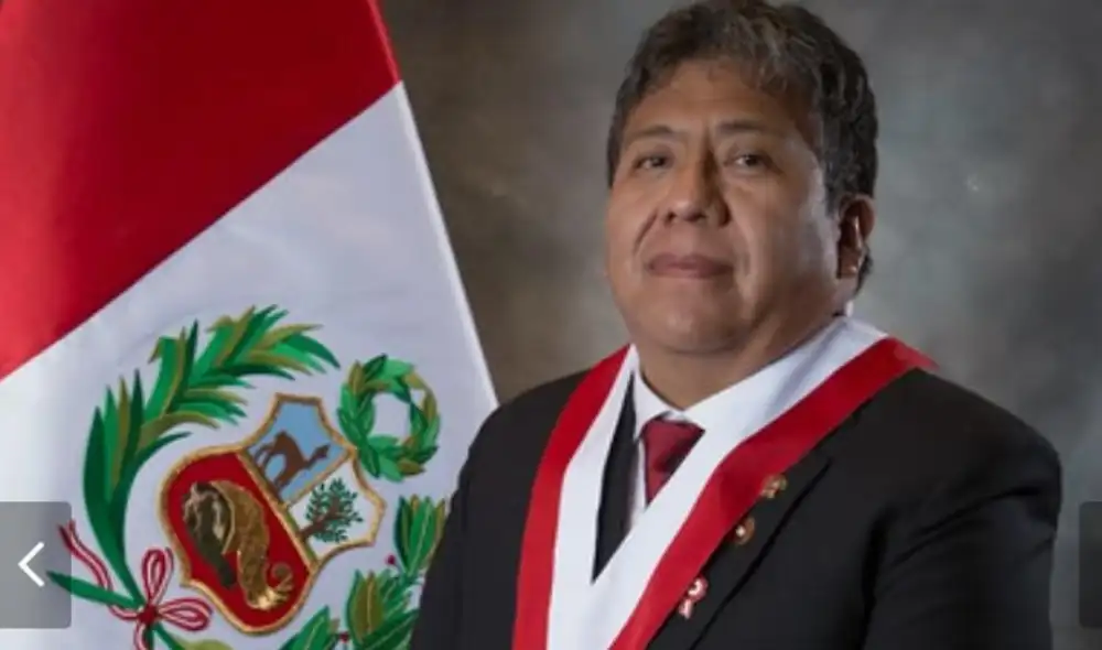 El parlamentario intentó sobornar con S/ 100 al periodista Liubomir Fernández en Puno. Foto: Jorge Luis Flores/Facebook El parlamentario intentó sobornar con S/ 100 al periodista Liubomir Fernández en Puno. Foto: Jorge Luis Flores/Facebook