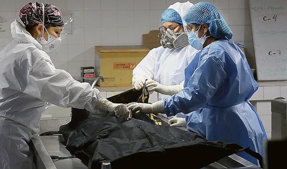 Procedimiento. Los técnicos forenses inician la extracción del cadáver de Guzmán que se encontraba en el frigorífico desde que llegó a la morgue, el 11 de setiembre. Foto: Mininter