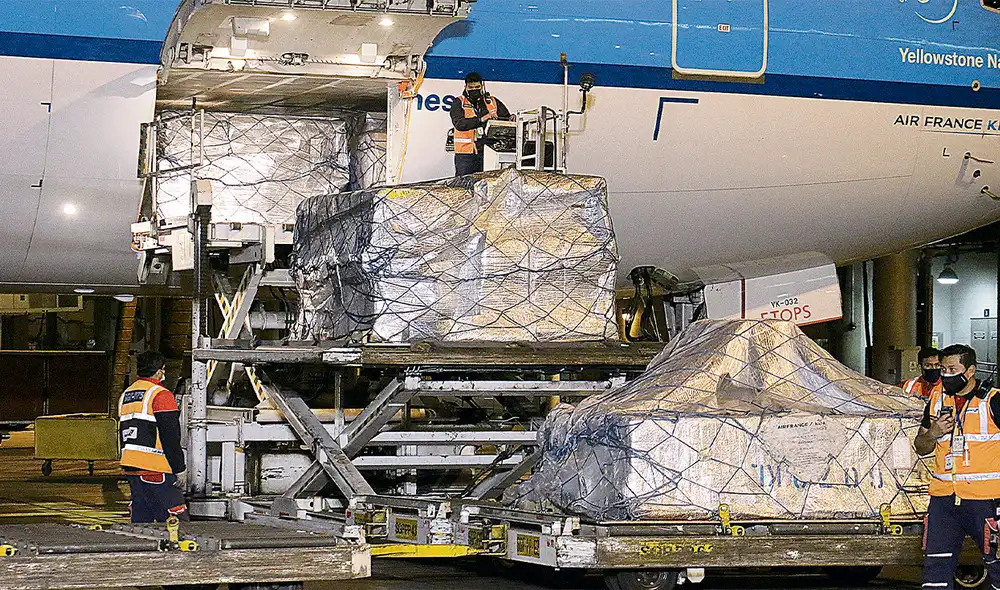 Vía aérea. Perú ha aplicado más de 24 millones de dosis de la vacuna contra la COVID-19. Los lotes de Pfizer y Sinopharm continuarán llegando hasta diciembre. Foto: difusión Vía aérea. Perú ha aplicado más de 24 millones de dosis de la vacuna contra la COVID-19. Los lotes de Pfizer y Sinopharm continuarán llegando hasta diciembre. Foto: difusión