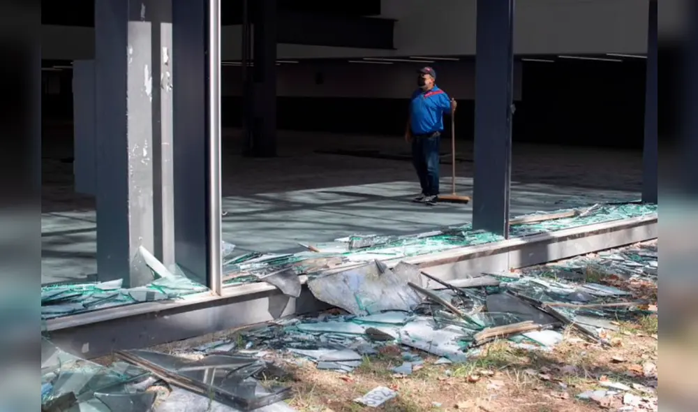 Desperfectos ocasionados en el Palacio de Congresos de Fira, en Barcelona. Foto: EFE