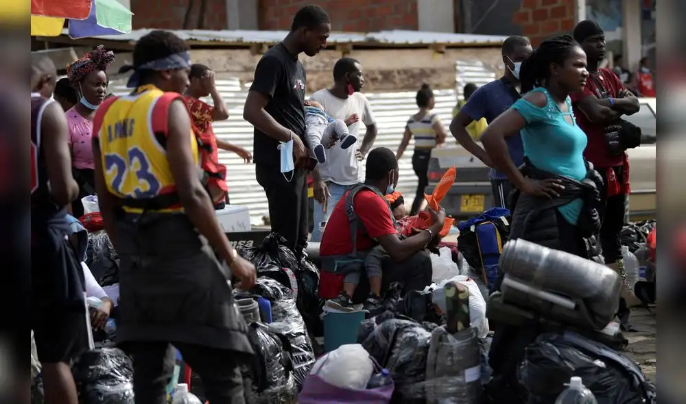 Migrantes haitianos esperan abordar un bote para navegar hacia la frontera con Panamá en Necoclí, Colombia. Foto: AFP Migrantes haitianos esperan abordar un bote para navegar hacia la frontera con Panamá en Necoclí, Colombia. Foto: AFP