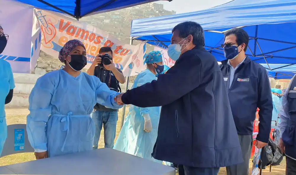 Ministro de Salud supervisa jornada de inmunización en mototaxis a mayores de 23 años. Foto: María Pía Ponce / URPI-LR