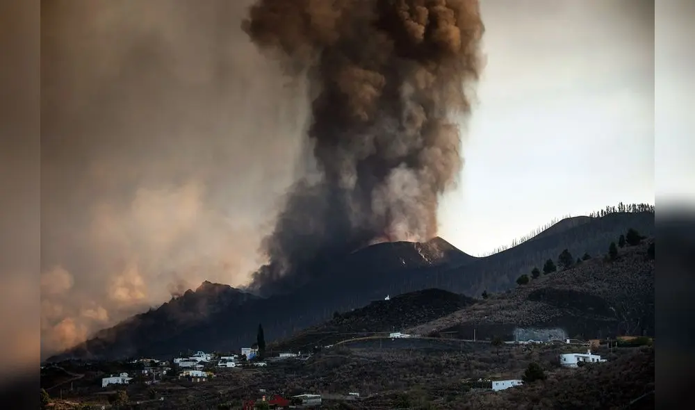 El volcán Cumbre Vieja se ve desde Los Llanos de Aridane en la isla canaria de La Palma el 25 de septiembre de 2021. Foto: AFP