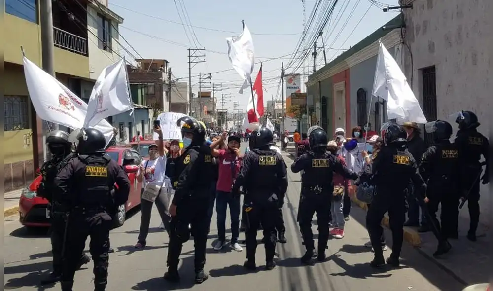 Manifestantes llegaron cerca a local donde se realizaba evento de Perú Libre. Foto: La República