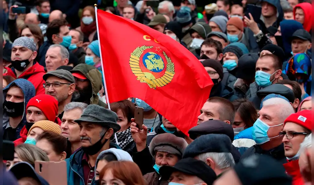 La manifestación en la capital fue promovida por el partido comunista y congregó a un conjunto de entre 400 y 1.000 personas que adujeron manipulación en los votos virtuales efectuados la semana pasada. Foto: EFE La manifestación en la capital fue promovida por el partido comunista y congregó a un conjunto de entre 400 y 1.000 personas que adujeron manipulación en los votos virtuales efectuados la semana pasada. Foto: EFE