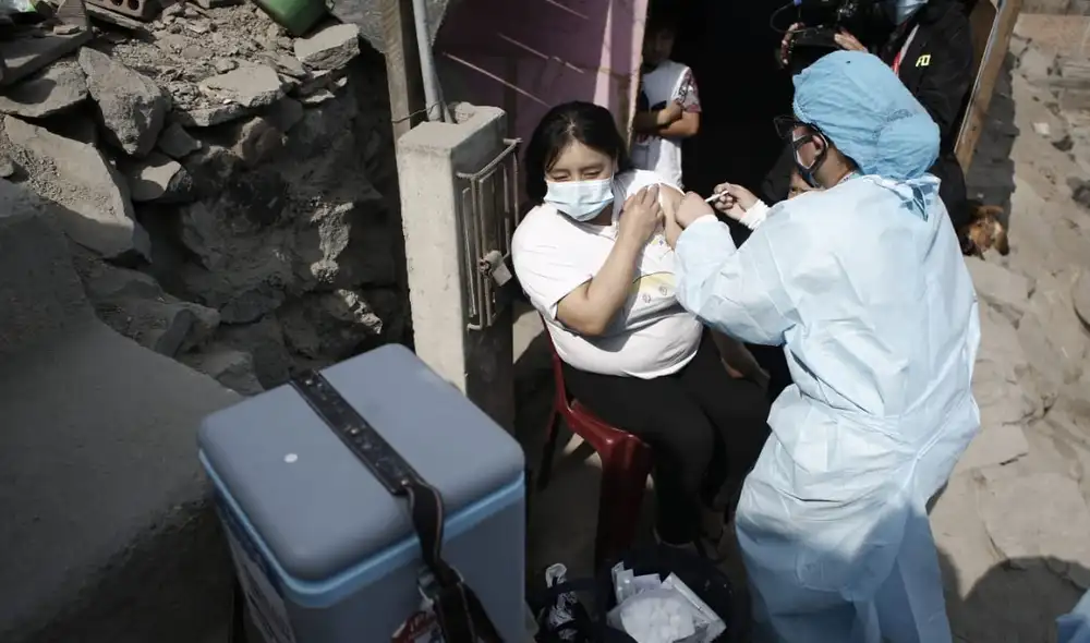 Todas las personas mayores de 23 años ya pueden acceder a la vacuna contra la COVID-19. Foto: Antonio Melgarejo / La República Todas las personas mayores de 23 años ya pueden acceder a la vacuna contra la COVID-19. Foto: Antonio Melgarejo / La República