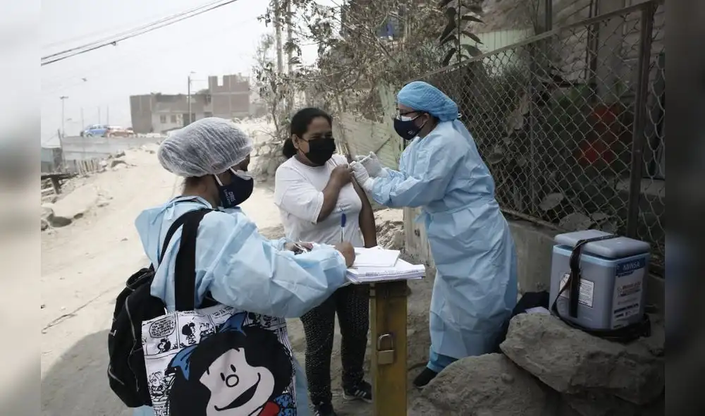 Personal de salud acude casa por casa. Foto: Antonio Melgarejo/ La República