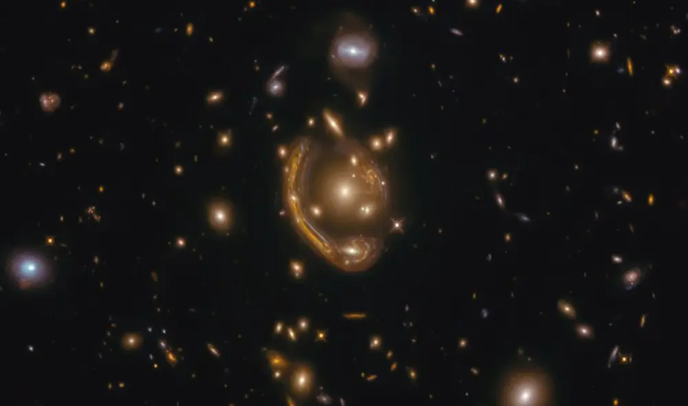 Este fenómeno cósmico es llamado Anillo fundido por su apariencia y su constelación anfitriona, El Horno. Foto: NASA/ESA