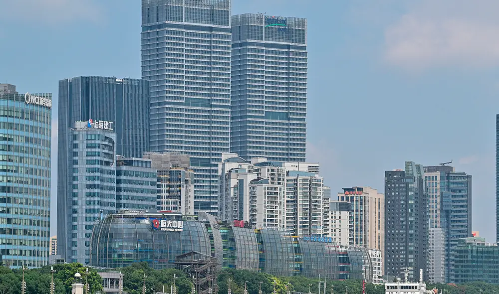 Los negocios de Evergrande abarcan desde la fabricación de vehículos eléctricos, alimentos y bebidas hasta la gestión patrimonial. Foto: AFP