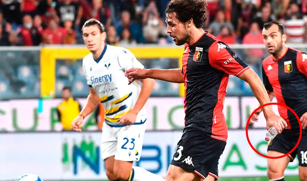 Mattia Destro convirtió un gol con una botella de agua en mano por la Serie A. Foto: AFP