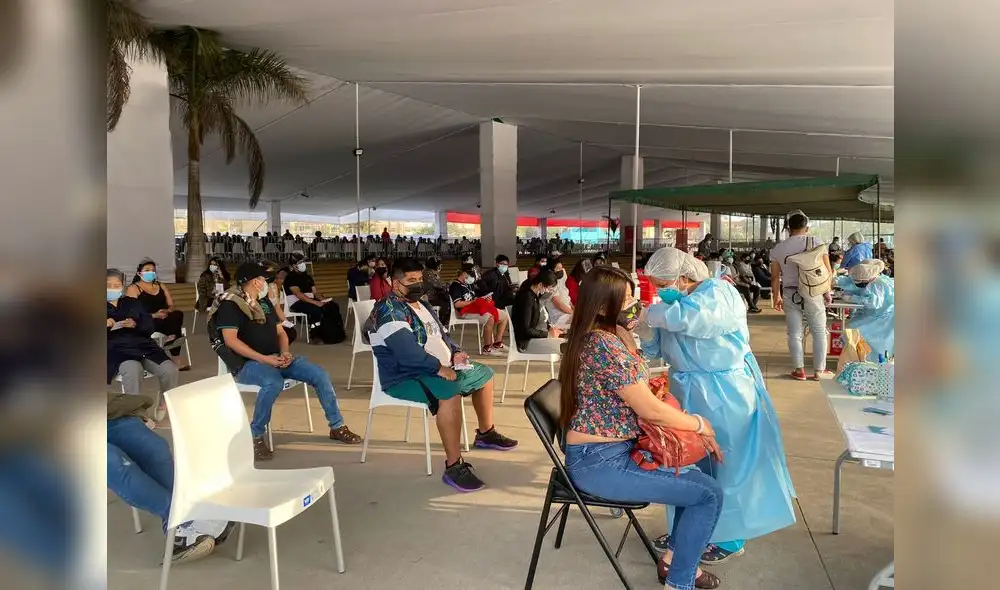 Jóvenes acuden a inmunizarse contra la COVID-19. Foto: Raúl Egúsquiza/ URPI-LR