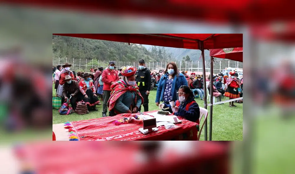 El punto de pago se instaló en el estadio municipal de Lares. Foto: Pensión 65