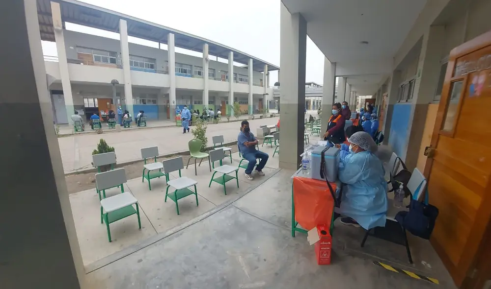 Los ciudadanos que recibieron sus primeras dosis llegaron hasta el vacunatorio para completar con su esquema de inmunización. Foto: Clinton Medina