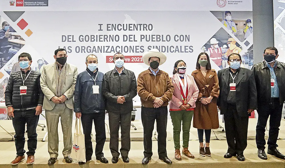 Con trabajadores. El presidente Castillo estuvo con el premier Guido Bellido y el ministro de Trabajo, Iber Maraví, en reunión con dirigentes sindicales. Foto: difusión Con trabajadores. El presidente Castillo estuvo con el premier Guido Bellido y el ministro de Trabajo, Iber Maraví, en reunión con dirigentes sindicales. Foto: difusión