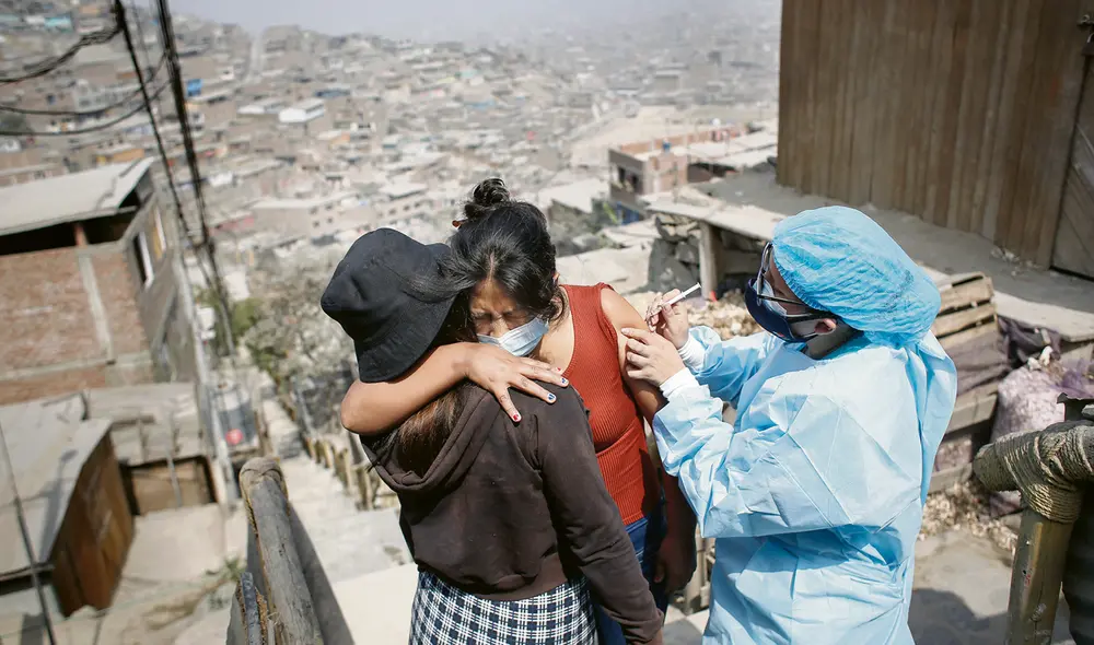 Los buscan. Las brigadas se movilizan en mototaxis y a pie para llegar a partes altas de SJL. Antonio Melgarejo / La República