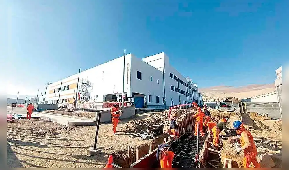 Elefantes blancos. Estas edificaciones no están terminadas pese a los millones que se invirtieron en ellas. En Camaná se empezó en el 2016 y en Cusco en el 2012.