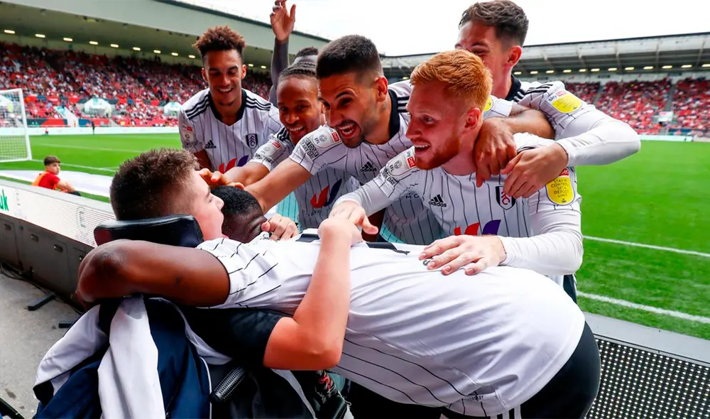 Jugadores del Fulham celebran con Rhys Porter el gol contra el Bristol City en el estadio Ashton Gate. Foto: Twitter/Fulham