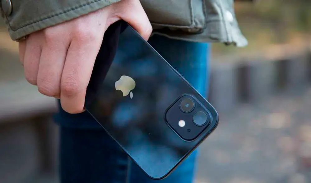 La tecnología del iOS 15 le permite rastrear tus maneras de caminar y los riesgos de una posible caída. Foto: Apple