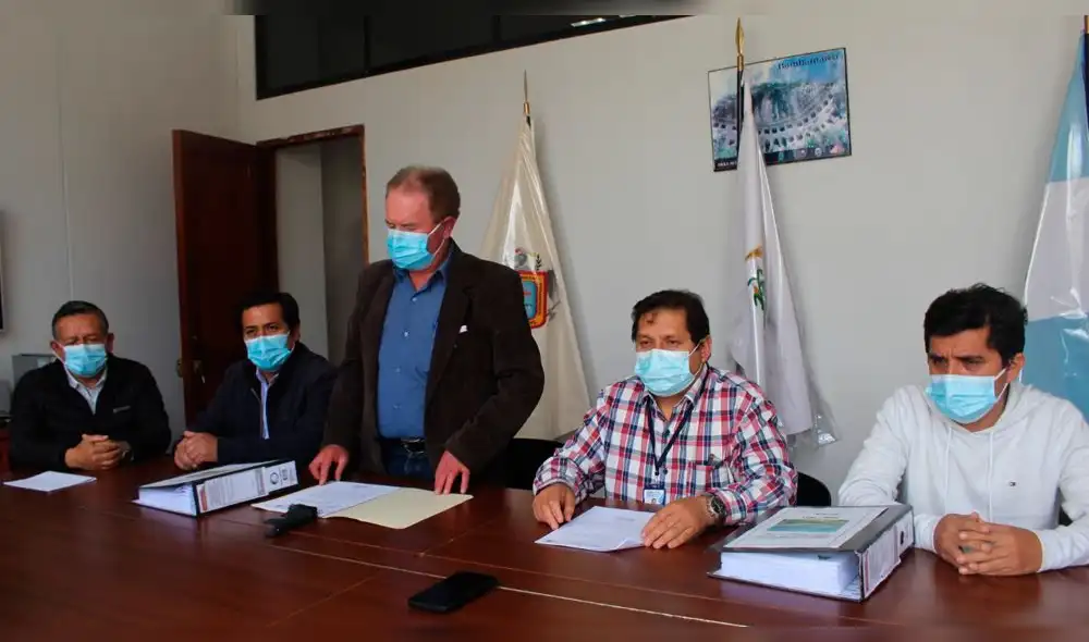 Alcalde de Chugur, José Vargas, presentó expediente técnico para construcción de vía que unirá tres provincias de Cajamarca. Foto: Gerencia Sub Regional de Chota.