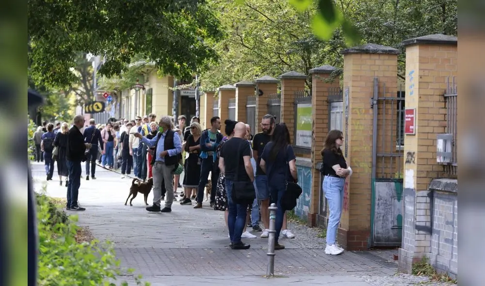 Alrededor de 2,5 millones de personas con derecho a voto participan asimismo en el referéndum. Foto: AFP