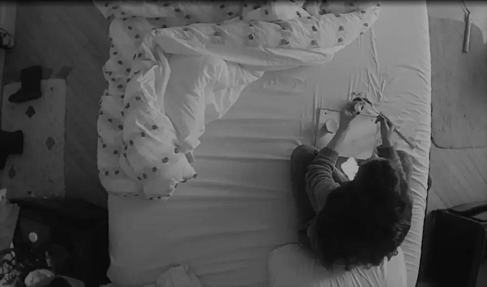 La mujer encontró cientos de grabaciones suyas en la tarjeta de memoria de la cámara. Foto: Captura/ New York Post.