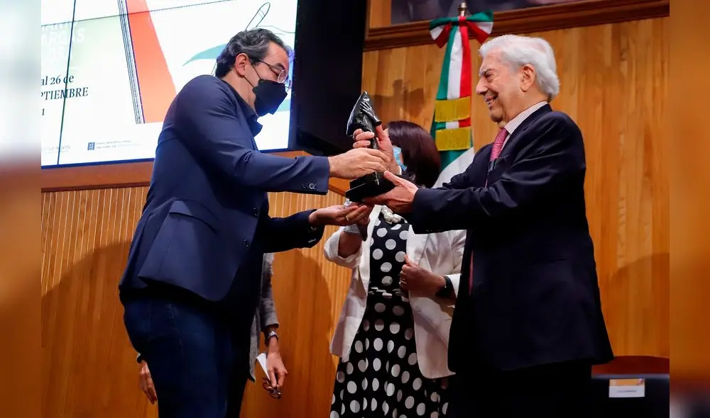 Mario Vargas Llosa entrega a Juan Gabriel Vásquez el premio de la IV Bienal de Novela en el Paraninfo Enrique Díaz de León de la Universidad de Guadalajara. Mario Vargas Llosa entrega a Juan Gabriel Vásquez el premio de la IV Bienal de Novela en el Paraninfo Enrique Díaz de León de la Universidad de Guadalajara.