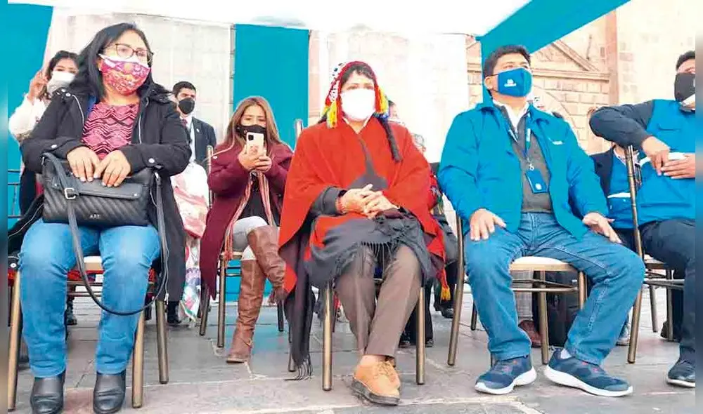 En silencio. Presidente ejecutivo de EsSalud y primera dama evitaron dar declaraciones a los medios de comunicación.