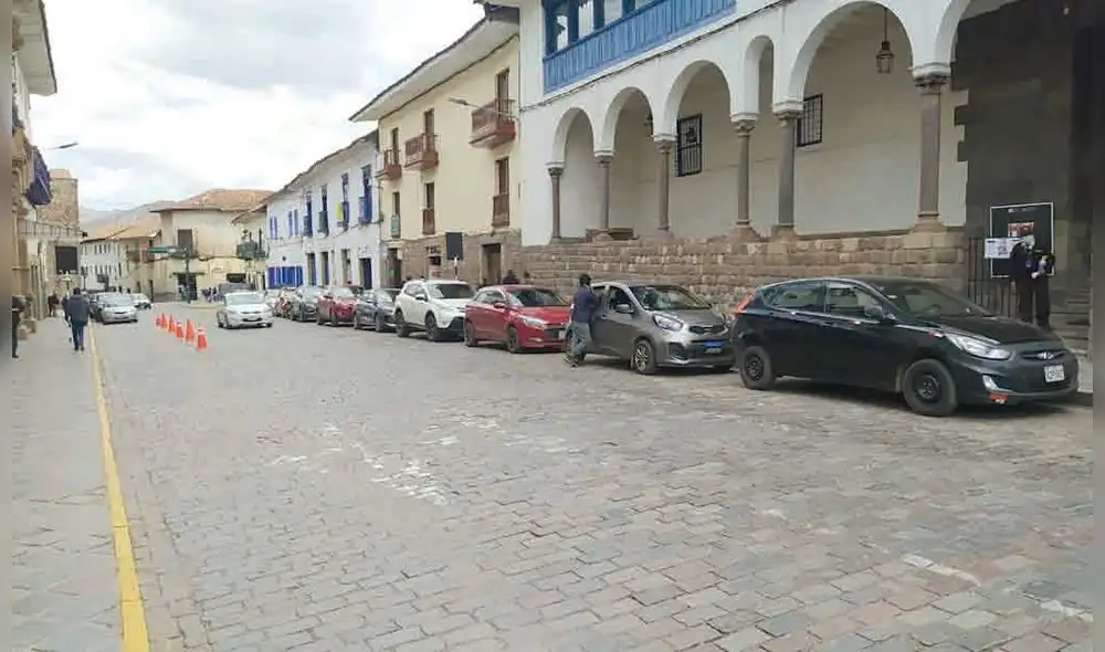 Vehiculos se estacionarán. Vehiculos se estacionarán.