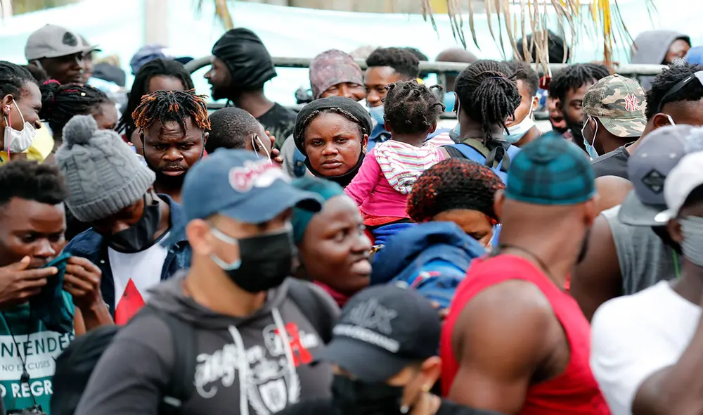 Migrantes de diversas partes del mundo esperaban la semana pasada transporte fluvial o marítimo para dirigirse a Capurganá, desde el embarcadero de Necoclí (Colombia). Foto: EFE Migrantes de diversas partes del mundo esperaban la semana pasada transporte fluvial o marítimo para dirigirse a Capurganá, desde el embarcadero de Necoclí (Colombia). Foto: EFE