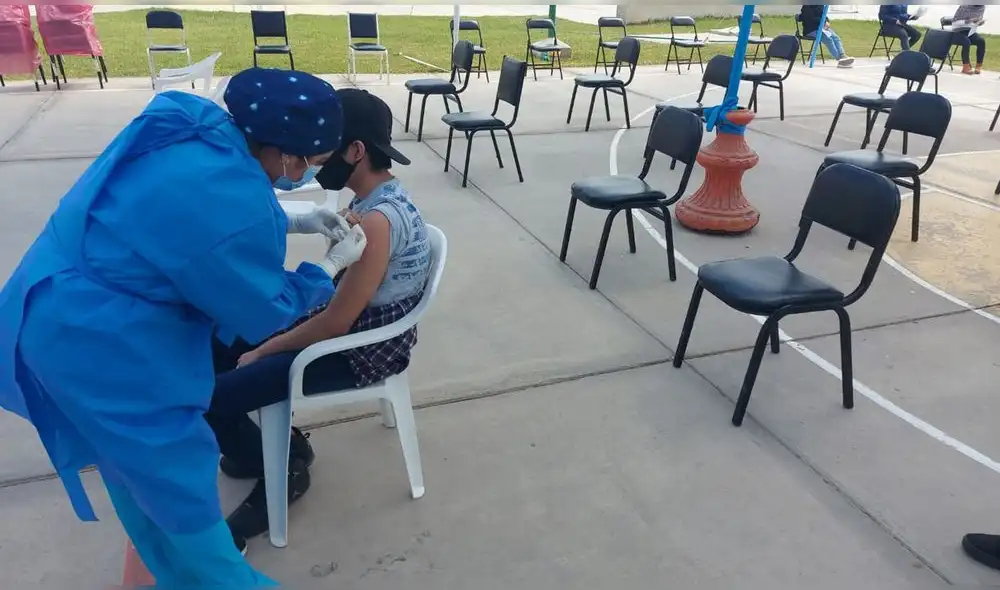 Personal de salud hizo un llamado a personas de todas las edades a acudir y completar su esquema de vacunación. Foto: Clinton Medina/La República Personal de salud hizo un llamado a personas de todas las edades a acudir y completar su esquema de vacunación. Foto: Clinton Medina/La República
