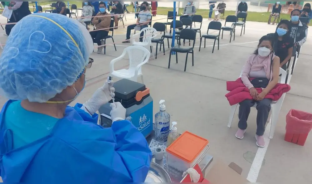 Situación se replica en otros vacunatorios de la localidad. Foto: Clinton Medina/La República Situación se replica en otros vacunatorios de la localidad. Foto: Clinton Medina/La República