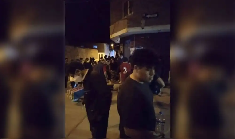 Peatones ayudaron a Eduardo Azañero, pero llegó cadáver al hospital. Foto: Ribereña Guadalupe Peatones ayudaron a Eduardo Azañero, pero llegó cadáver al hospital. Foto: Ribereña Guadalupe