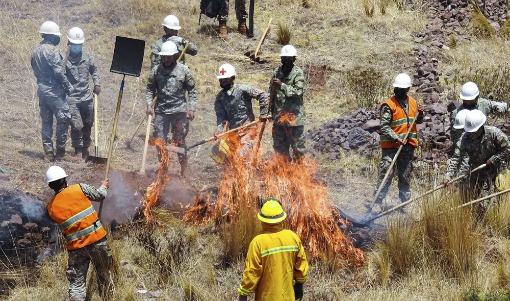 Durante la capacitación se simuló un incendio para que soldados apliquen lo aprendido. Foto: Cortesía GORE Cusco Durante la capacitación se simuló un incendio para que soldados apliquen lo aprendido. Foto: Cortesía GORE Cusco