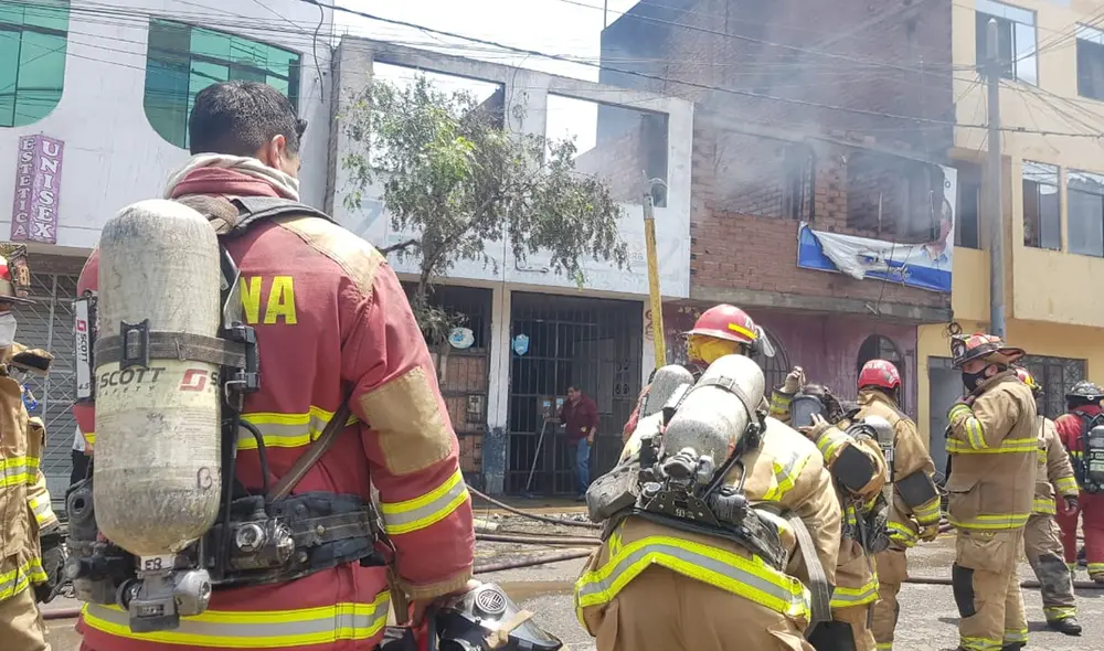 11 unidades de bomberos llegaron hasta el lugar para sofocar el fuego. Foto: Jessica Merino / URPÍ-LR 11 unidades de bomberos llegaron hasta el lugar para sofocar el fuego. Foto: Jessica Merino / URPÍ-LR