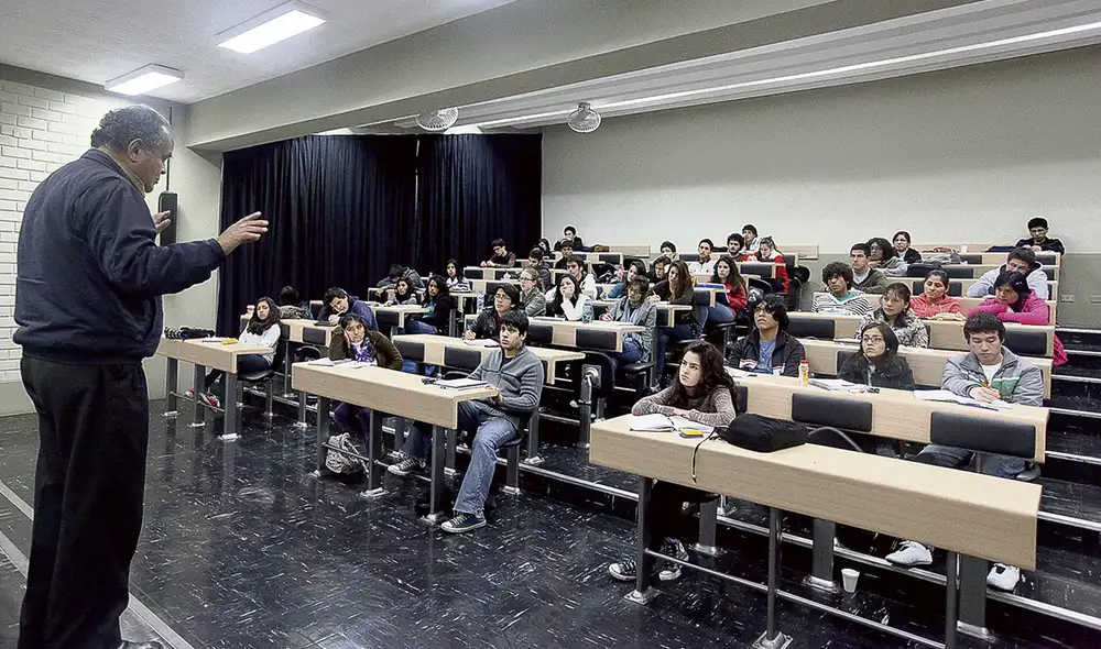 En clase. La Ley Universitaria obliga a que los docentes tengan maestría o doctorado. Foto: La República En clase. La Ley Universitaria obliga a que los docentes tengan maestría o doctorado. Foto: La República